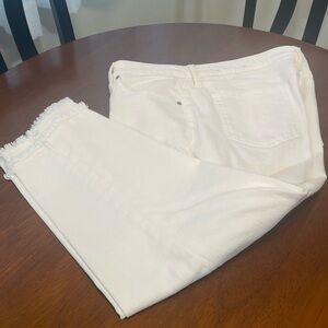 So slimming chico’s 2.5 US 14P frayed ankle cropped white jean